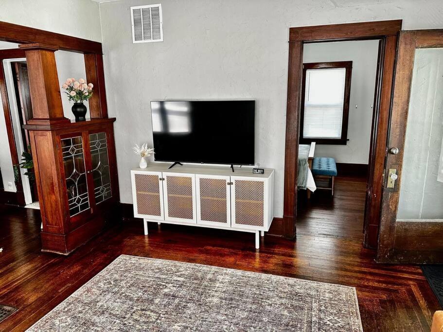 Mrs. Hughes Cottage - 2 Bedroom House W/ Parking Hamilton Exterior foto